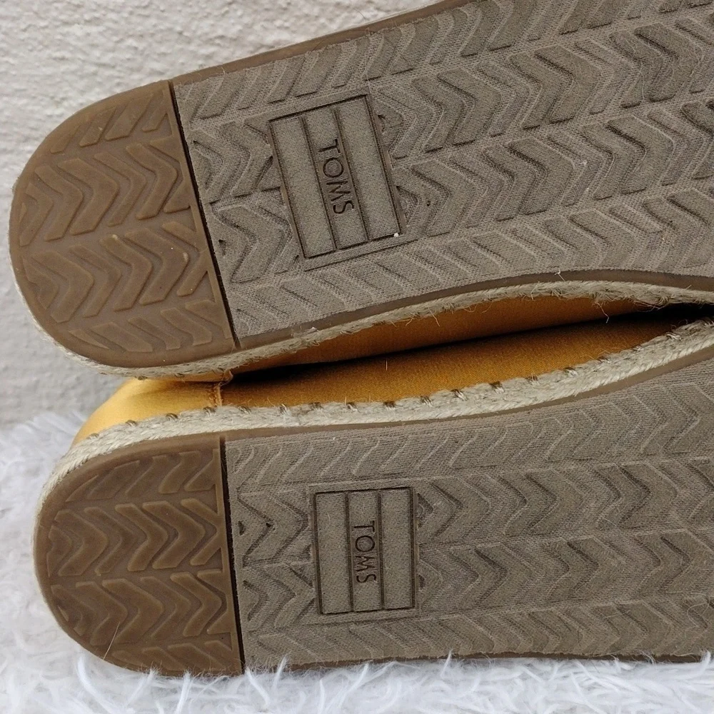 TOMS Yellow Gold Satin Upper Round Toe Lace Up Low Top Espradrille Sneaker Shoe